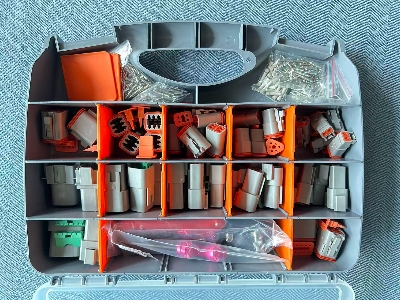 Estuche con kit de conectores DT de 320 piezas